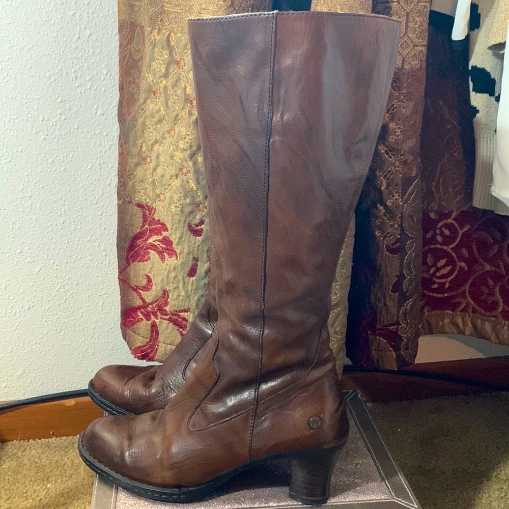Size 6 Everyone’s favorite Fall boots. Born brown zip up boots
